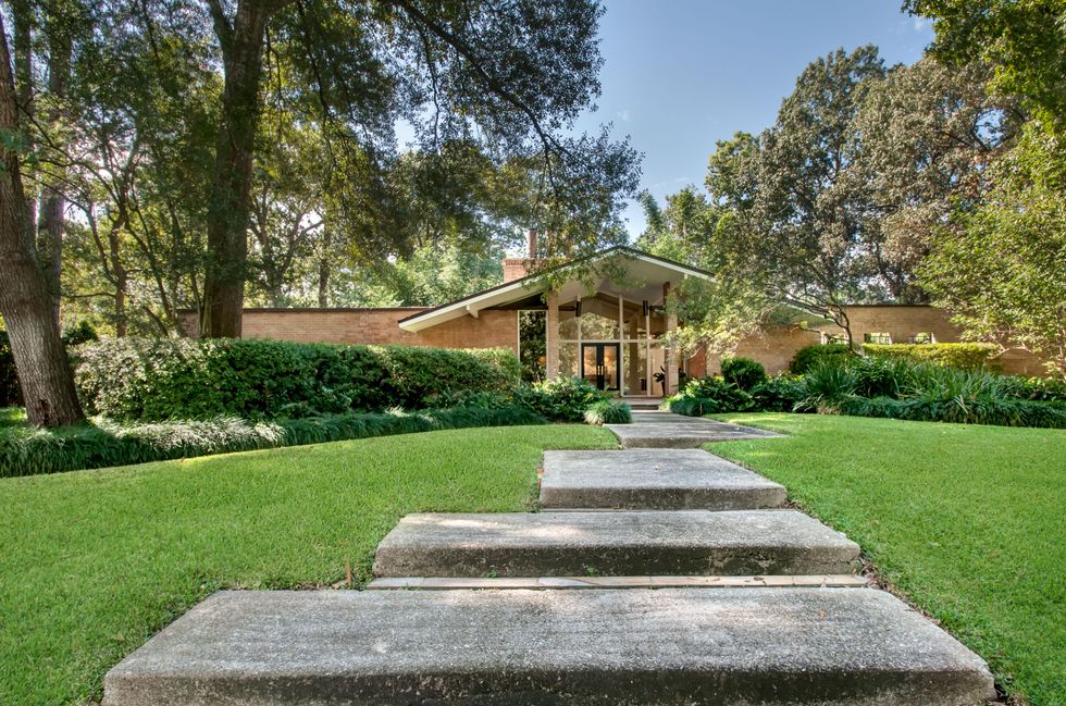 1 On the Market 411 Fall River The Walser House October 2014 Elevation