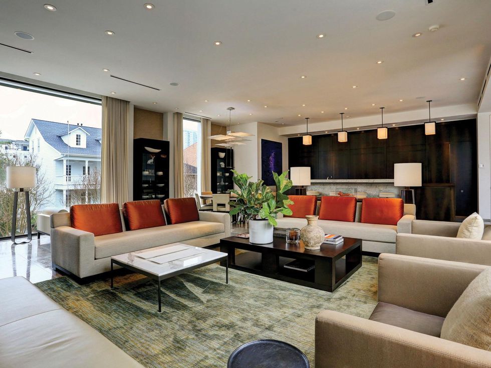 10 On the Market 2212 Salisbury St. River Oaks April 2015