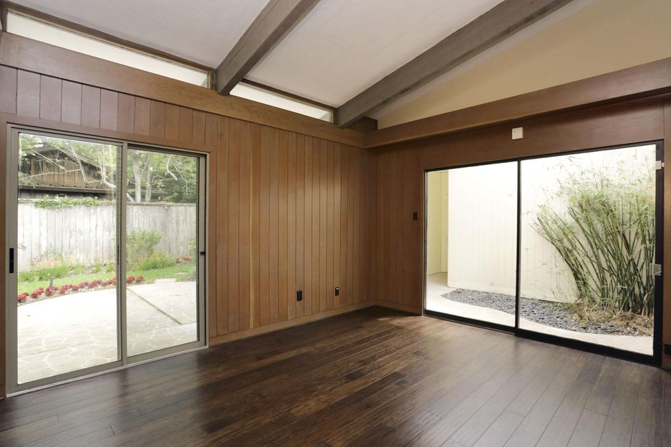 10 On the Market 5102 Jackwood St. April 2014 den