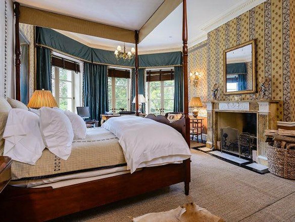 10000 Hollow Way guest house bedroom