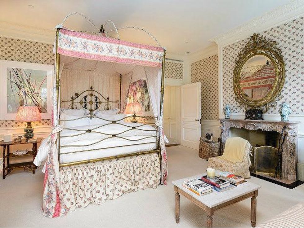 10000 Hollow Way guest house bedroom