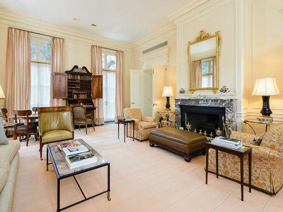 10000 Hollow Way guest house living room