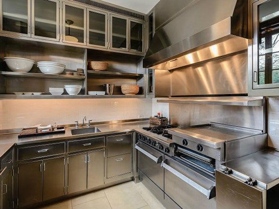 10000 Hollow Way rec complex kitchen