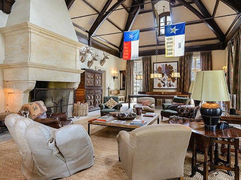 10000 Hollow Way rec complex living room