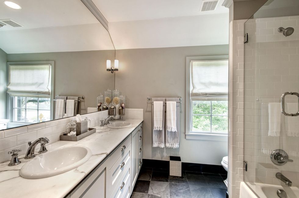 11 On the Market 2107 Looscan September 2014 master bath