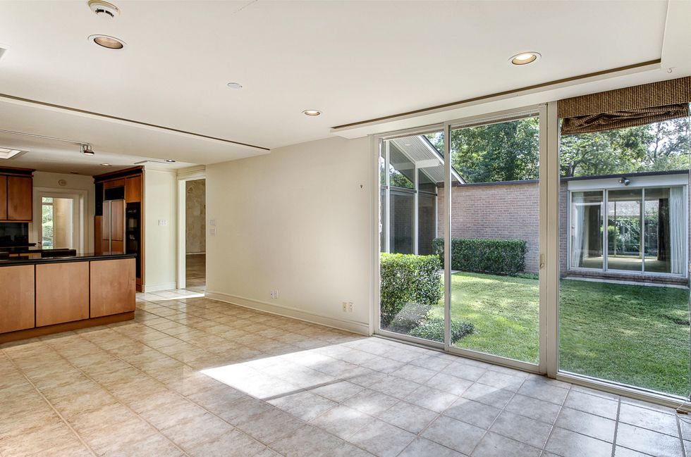 12 On the Market 411 Fall River The Walser House October 2014 Family Room