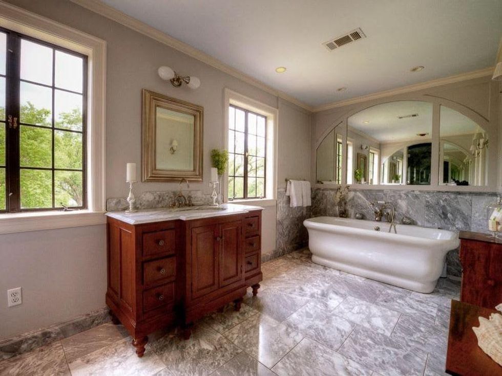 12 On the Market Hobby Manor at 2115 Glen Haven Blvd. October 2013 master bath with bathtub