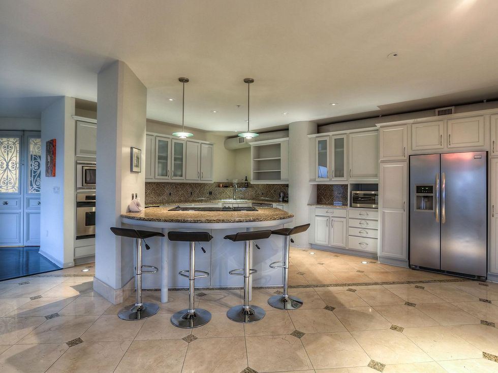 16 On the Market 1005 S. Shepherd Dr. No. 814 penthouse May 2014