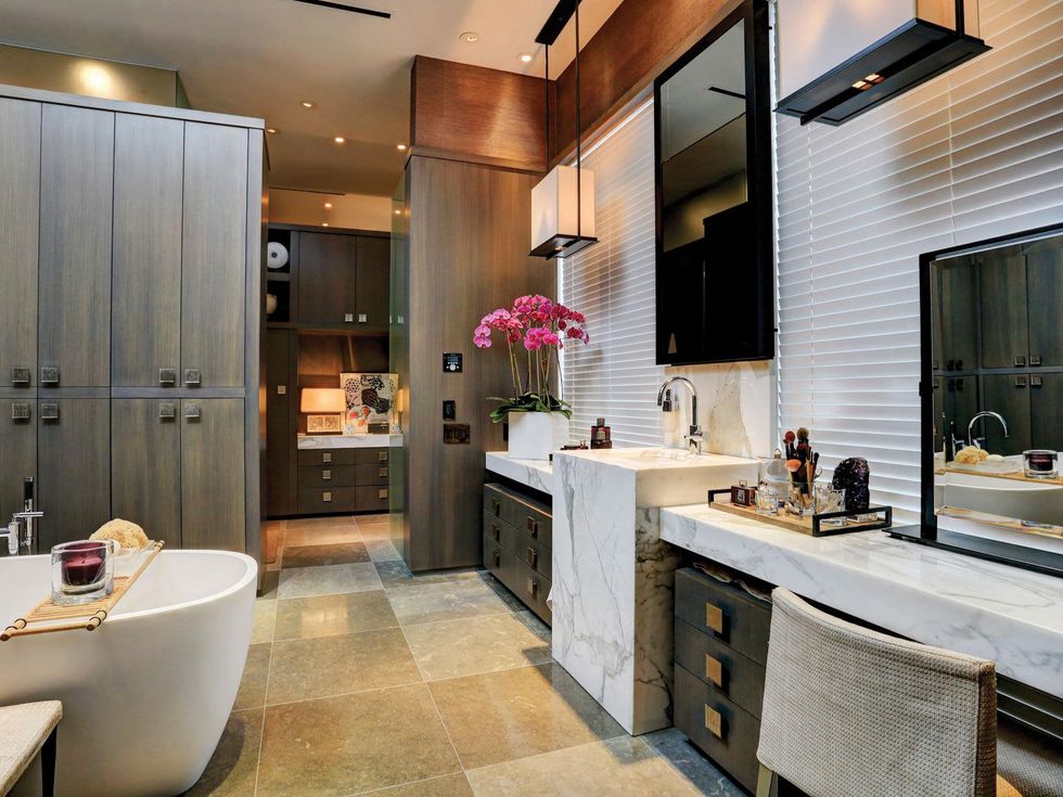 16 On the Market 2212 Salisbury St. River Oaks April 2015her master bath