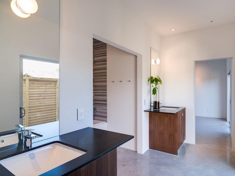 16 On the Market 3000 Hawkins St. December 2014 first-floor bath DSC_0740_1_2_3_4 Vladimir Ambia