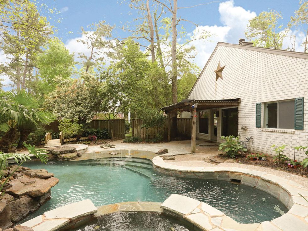 16 On the Market 39 Cottage Grove place The Woodlands April 2014