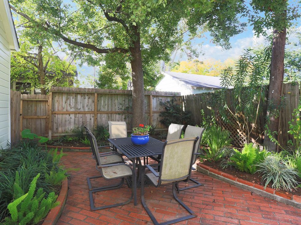 16 On the Market 811 Le Green St. December 2013