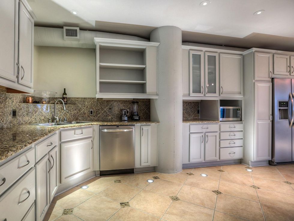 17 On the Market 1005 S. Shepherd Dr. No. 814 penthouse May 2014