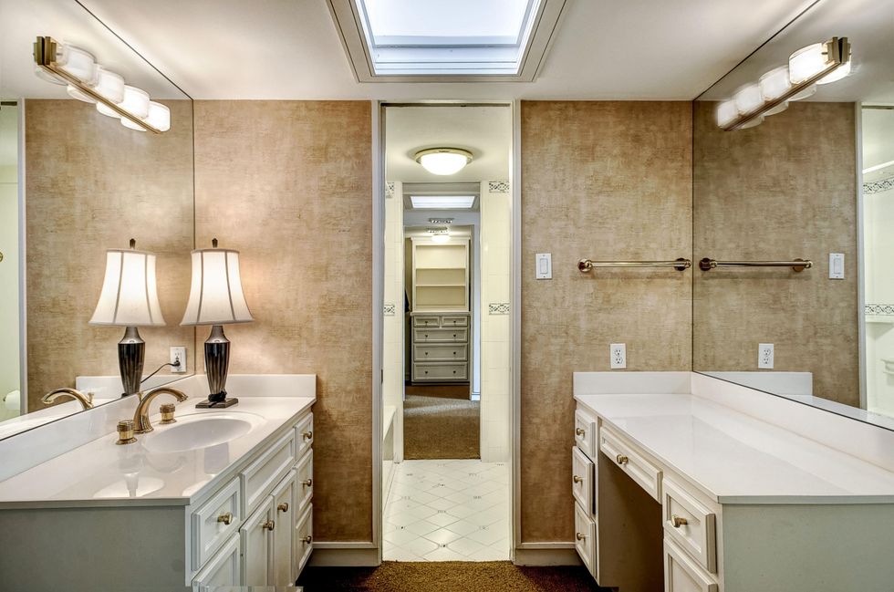 18-1 On the Market 411 Fall River The Walser House October 2014 Bath