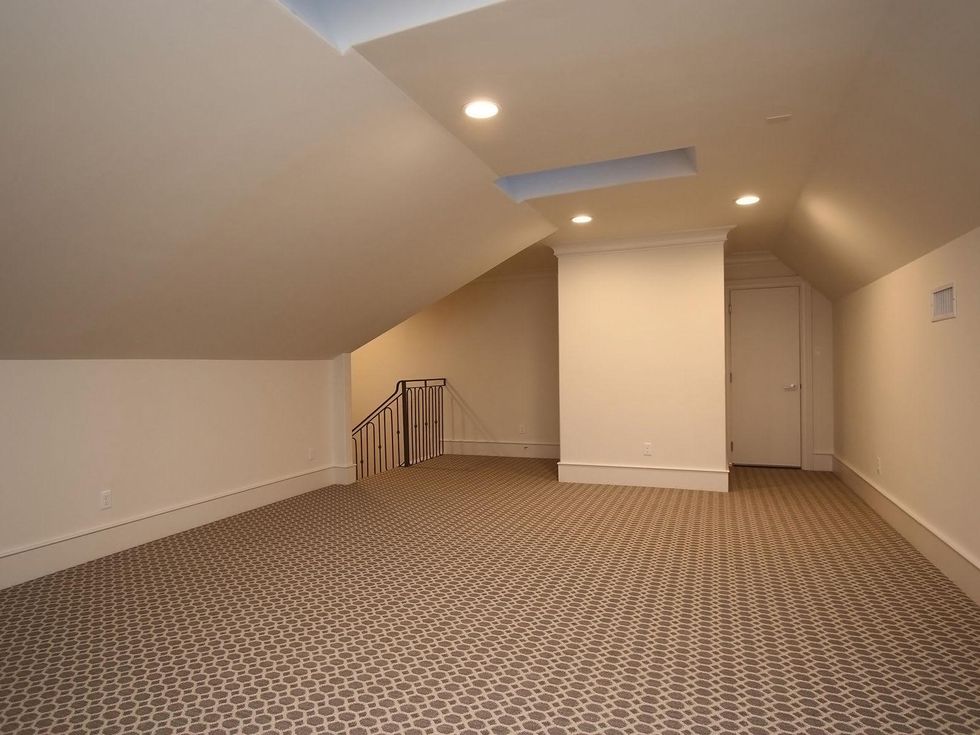 18 On the Market 1302 Milford December 2014third floor bonus room