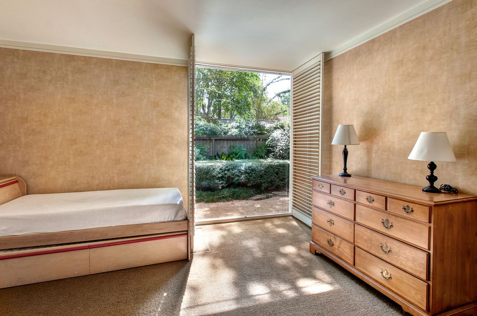 18 On the Market 411 Fall River The Walser House October 2014 Bed