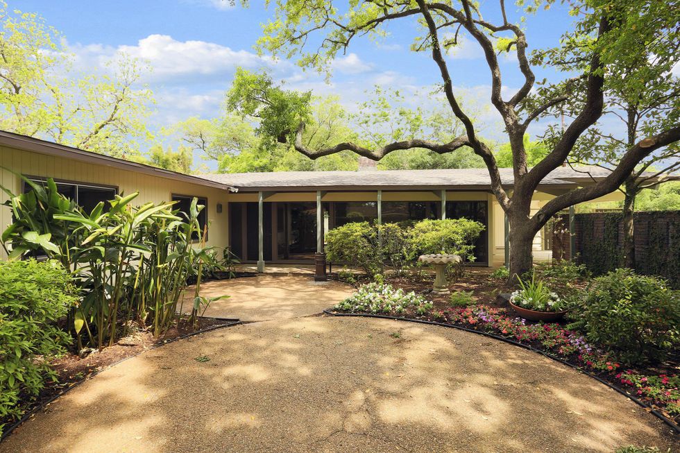 18 On the Market 5102 Jackwood St. April 2014 front courtyard