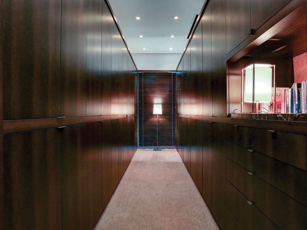 19 On the Market 2212 Salisbury St. River Oaks April 2015 second dressing area