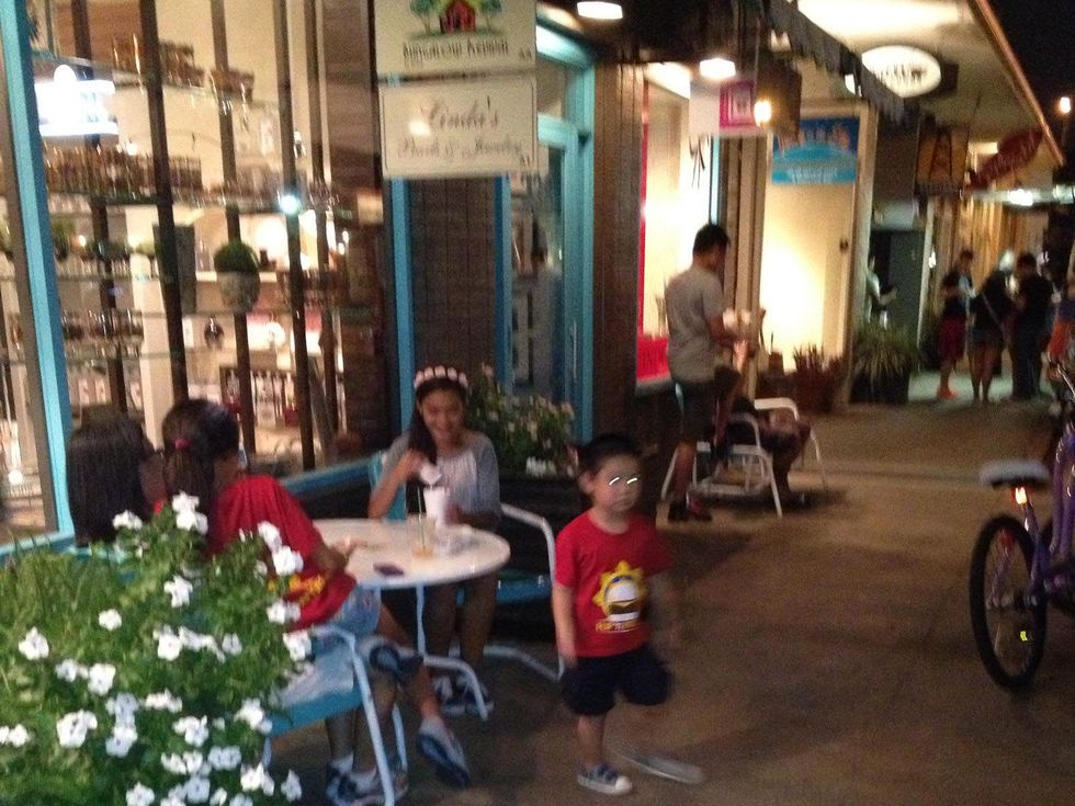 2 19th Street Boomtown food truck customers using tables, leaving trash September 2013