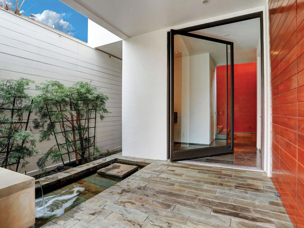 2 On the Market 2212 Salisbury St. River Oaks April 2015