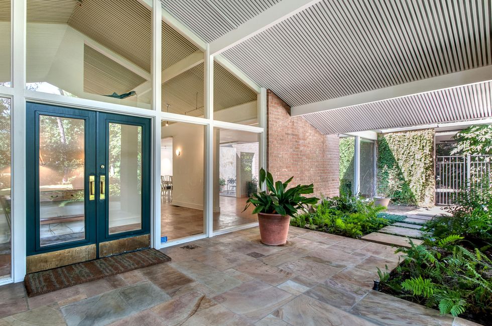 2 On the Market 411 Fall River The Walser House October 2014 Entry Court