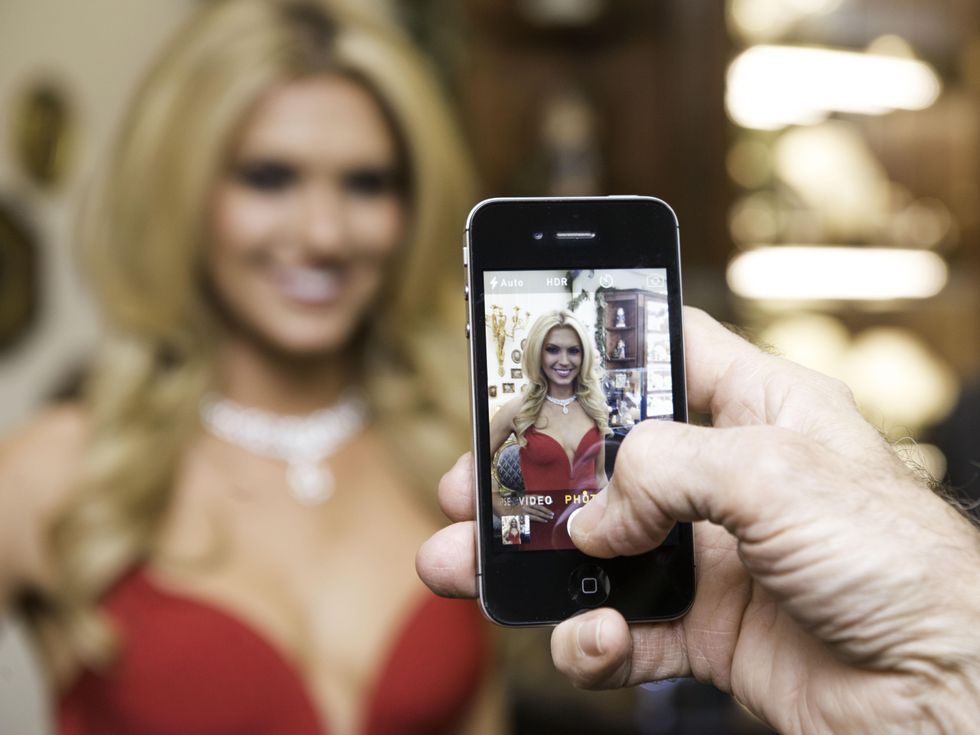 20 Chuck Bracht photographing Courtney Newman at the Valobra party December 2014