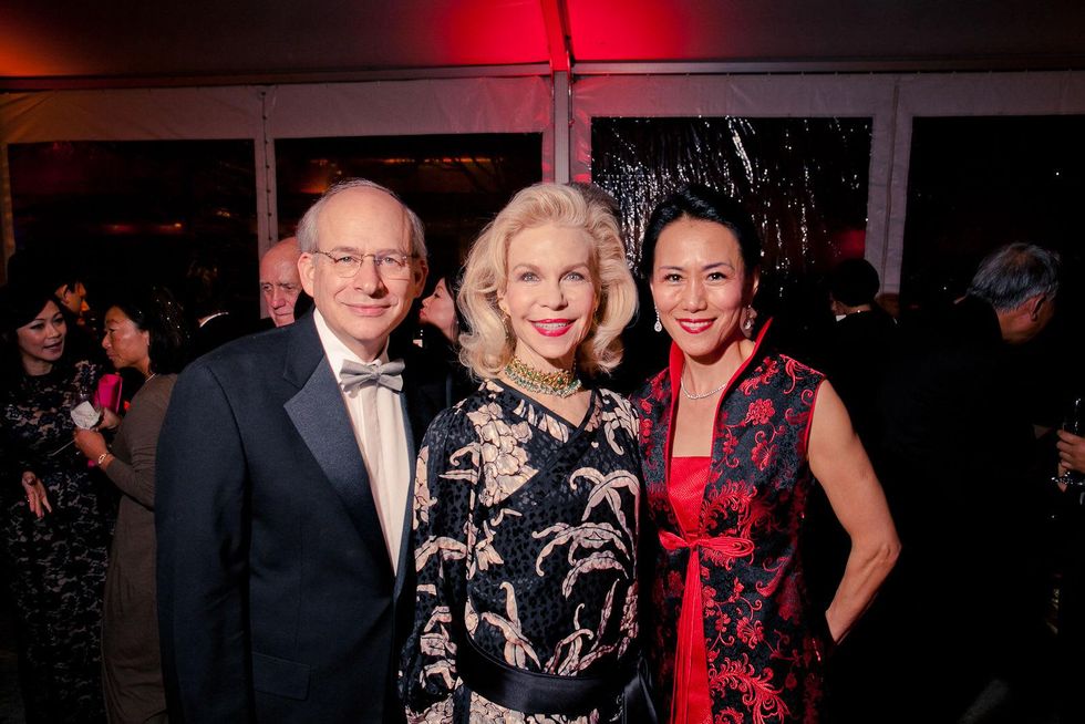20 David W. Leebron, from left, Lynn Wyatt and Y. Ping Sun at the Asia Society Tiger Ball March 2015