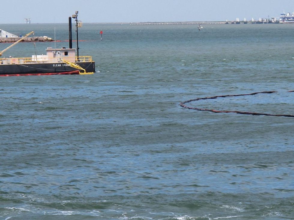 21 Katie Oxford Galveston oil spill March 2014 oil containment