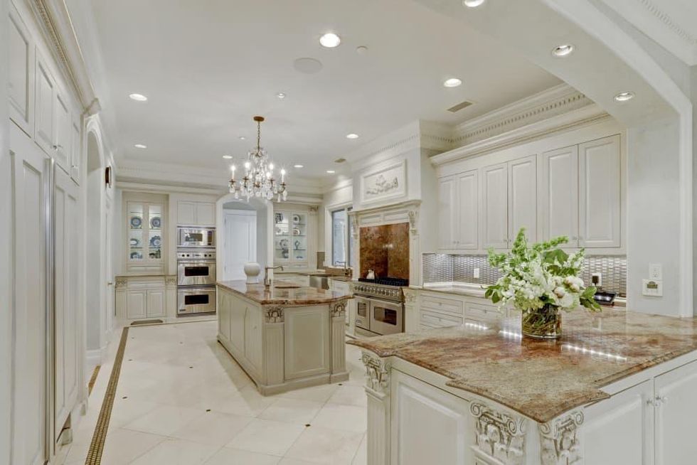 2115 River Oaks Blvd.