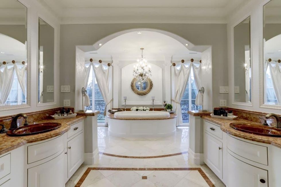 2115 River Oaks Blvd.