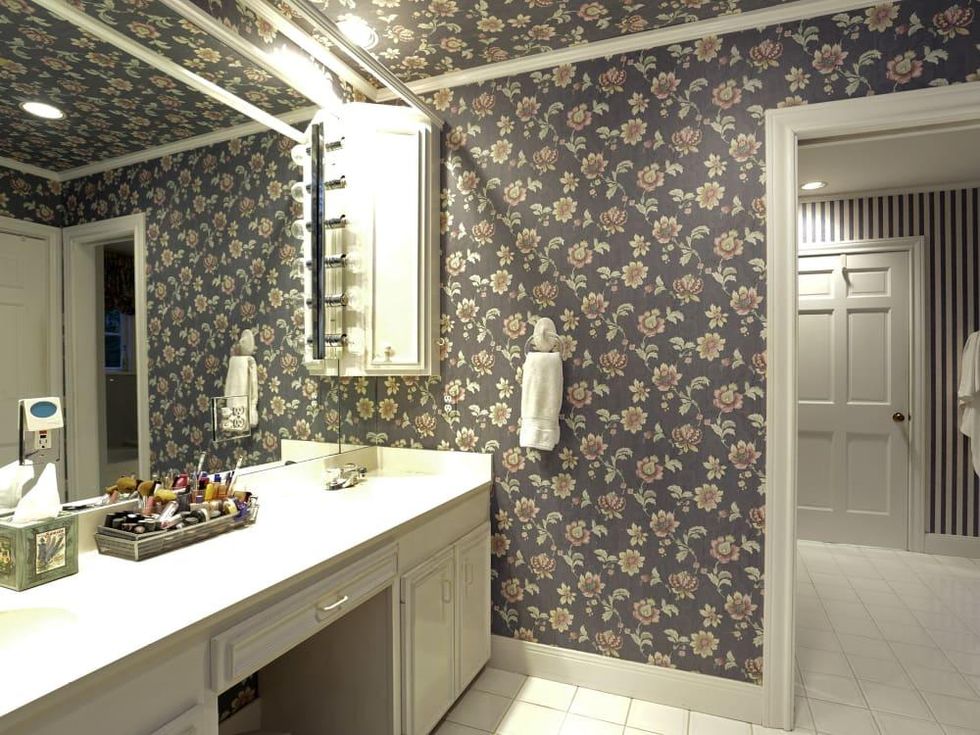 2424 Locke Lane in Houston house for sale bathroom