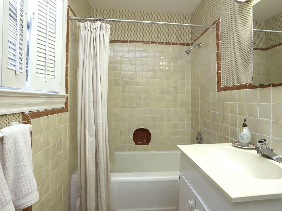 2424 Locke Lane in Houston house for sale bathroom