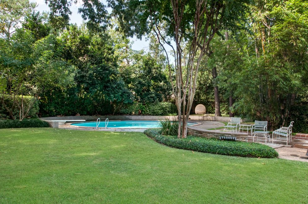 25 On the Market 411 Fall River The Walser House October 2014 Grounds