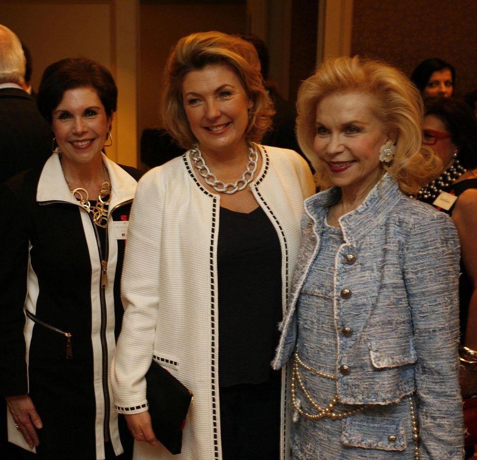 26 Lisa Shumate, from left, Lady Carnarvon and Lynn Wyatt at the Highclere Tea March 2015