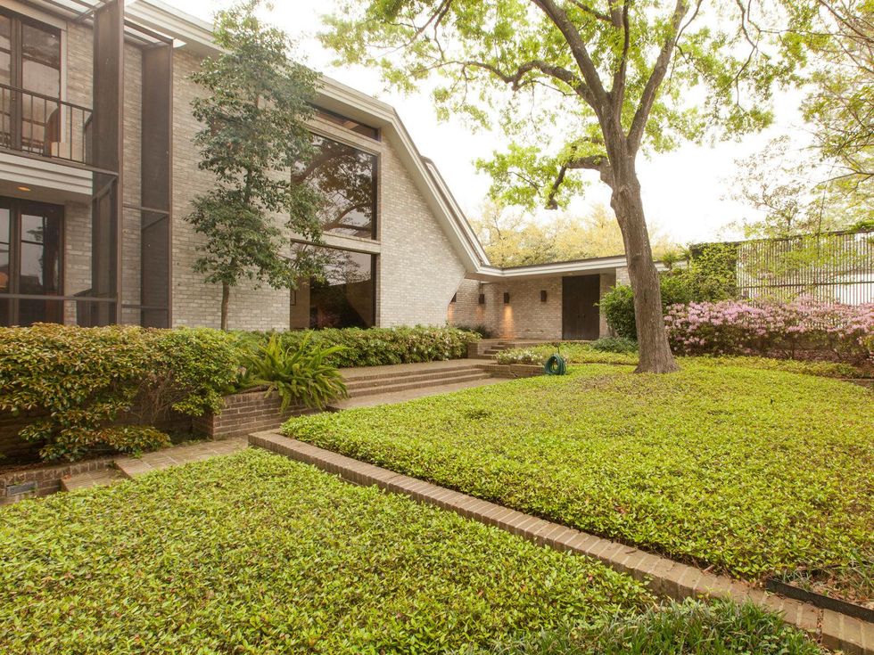 29 On the Market 10 S. Briar Hollow Lane No. 26 June 2014