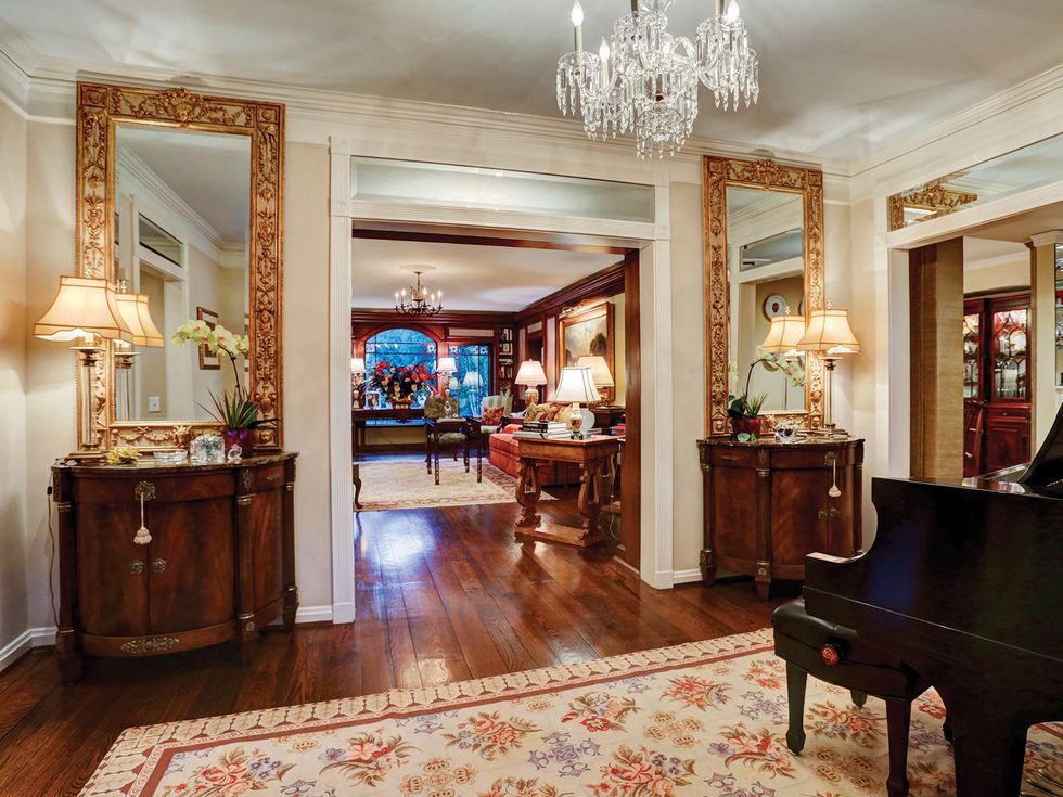 3 On The Market 1547 Kirby November 2014 entry to living room