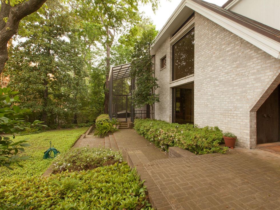 30 On the Market 10 S. Briar Hollow Lane No. 26 June 2014