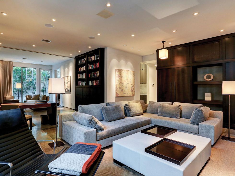 4 On the Market 2212 Salisbury St. River Oaks April 2015 ground-level media area