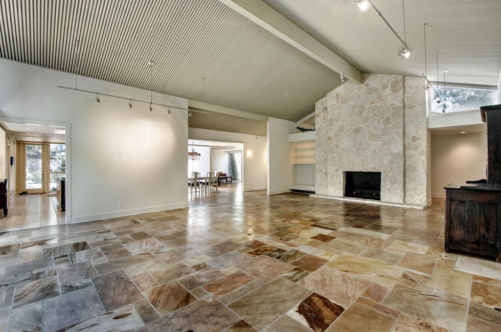 4 On the Market 411 Fall River The Walser House October 2014 Great Room