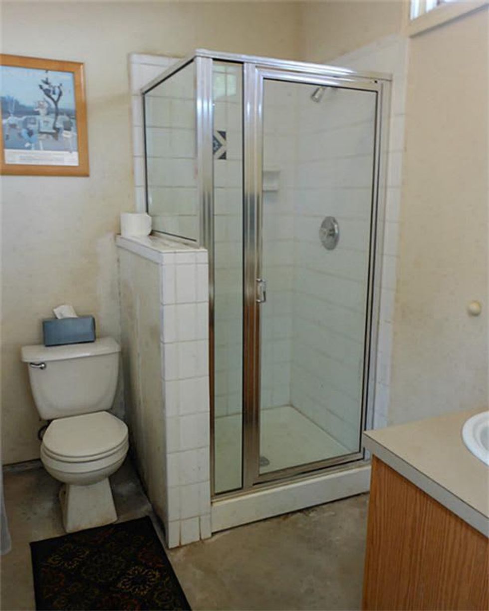 4739 Buck Bert Long studio bathroom