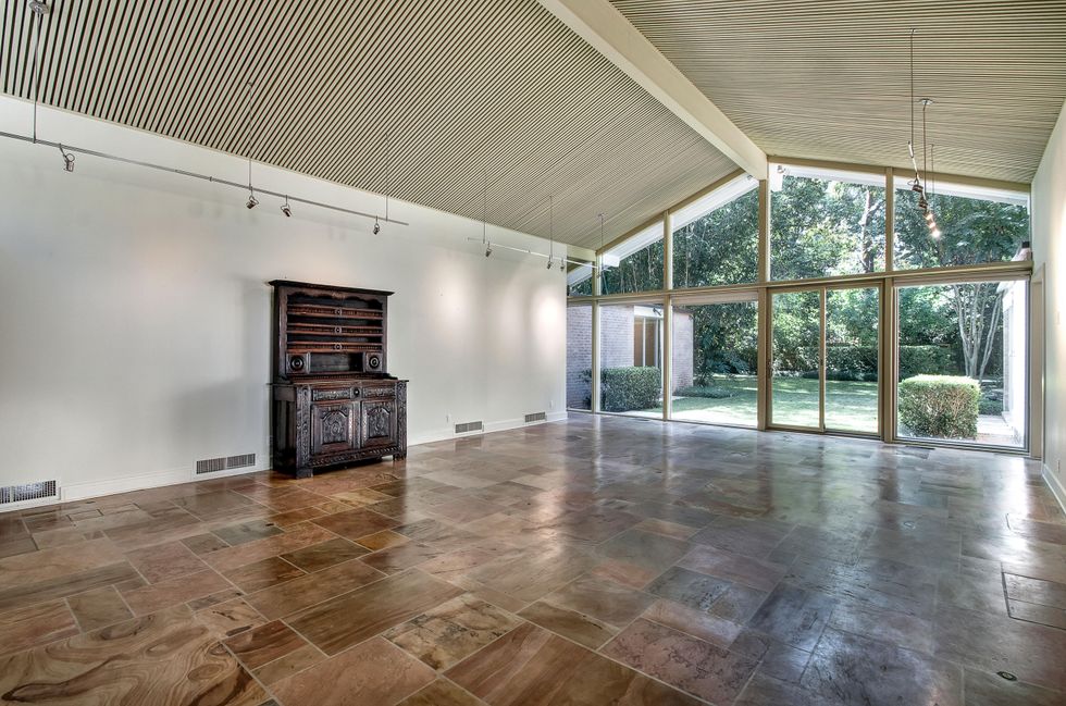 5 On the Market 411 Fall River The Walser House October 2014 Great Room