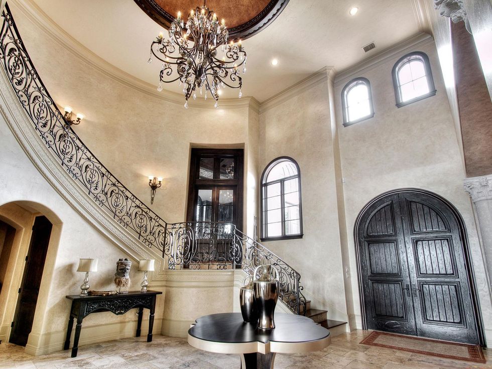 5 On the Market January 2014 236 West Shore entry