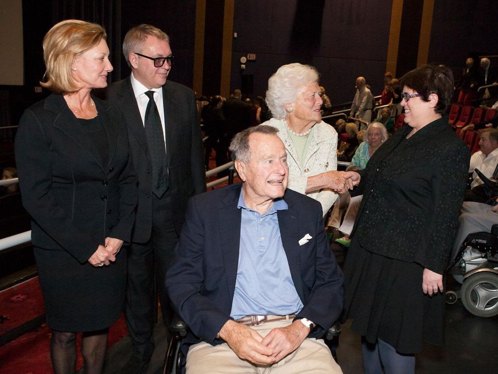 5 Producer Karen Rosenfelt shaking hands with Mrs. Barbara Bush with Fox 2000 President Elizabeth Gabler, Director Brian Percival and President George H.W. Bush at the The Book Thief screening November 2013