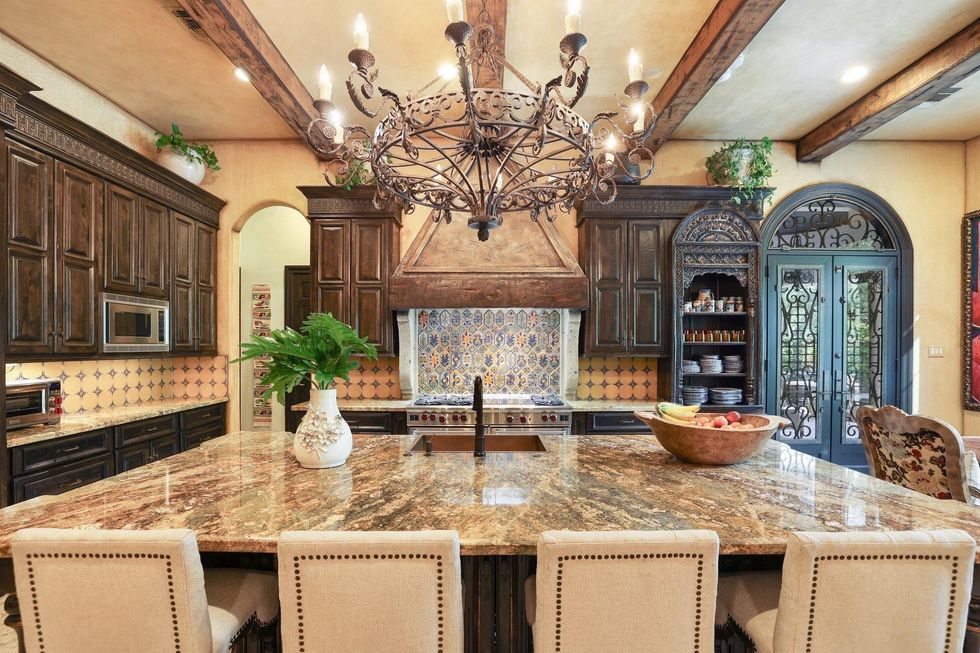 5007 Cedar Creek Drive kitchen