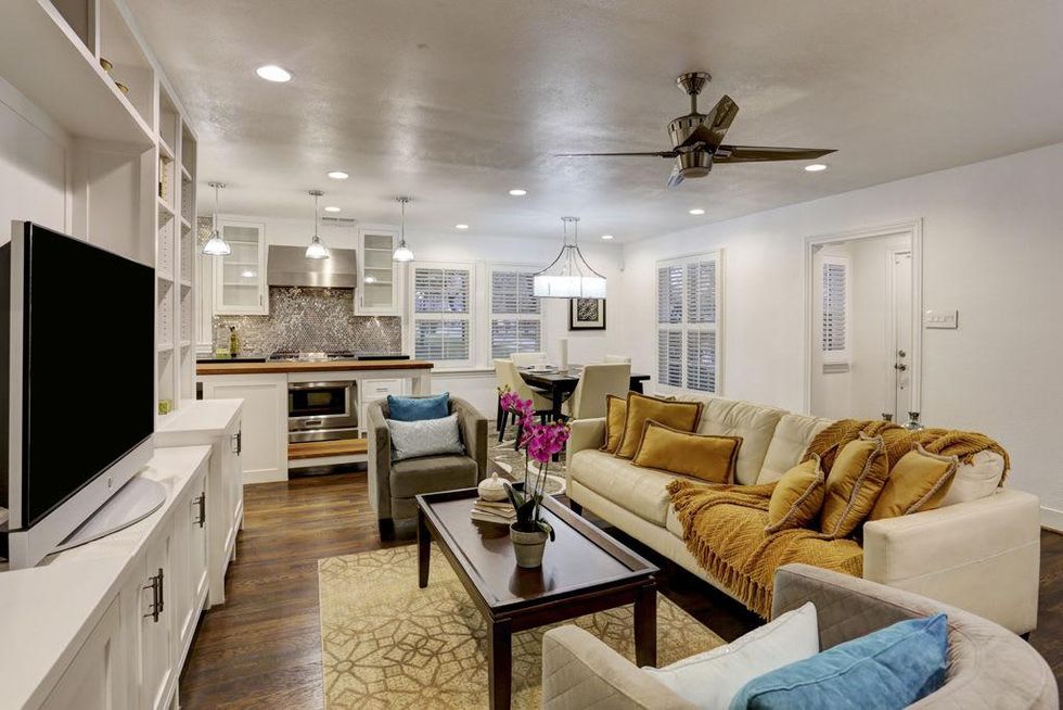 5902 Lake living room and kitchen