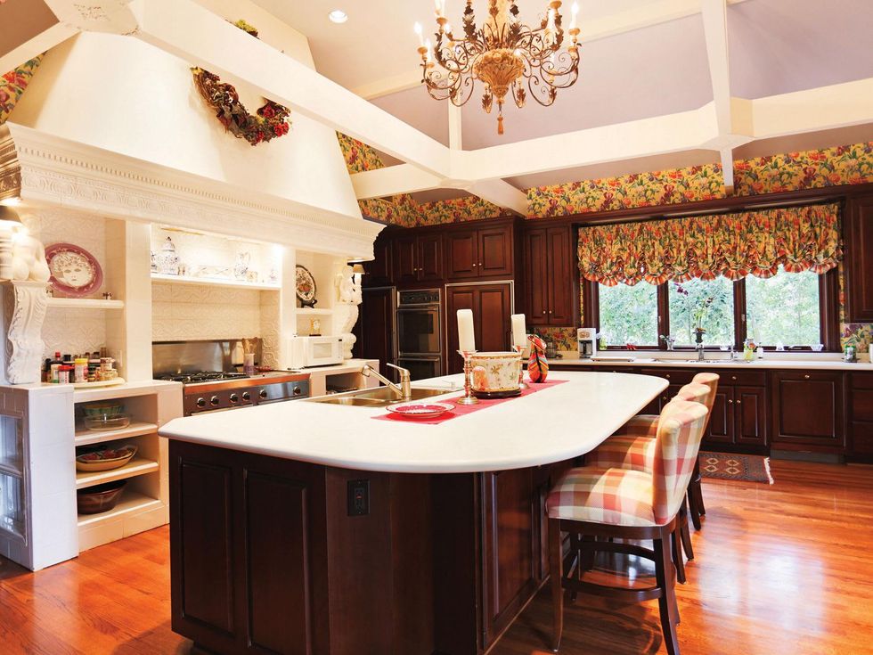 6 On the Market 3940 Inverness Drive February 2014