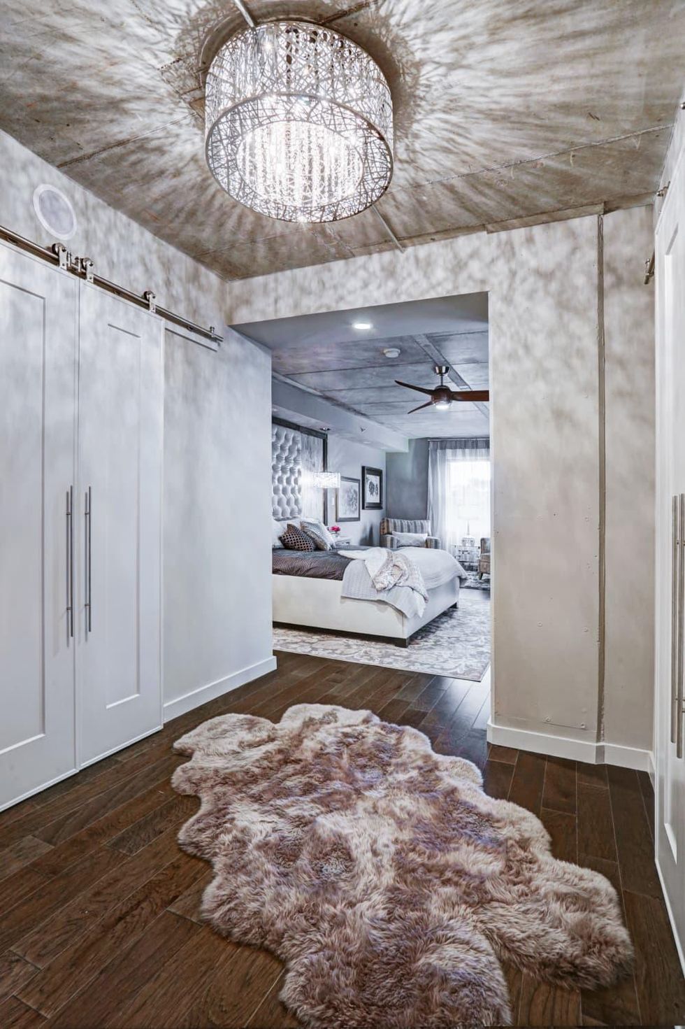 6007 Memorial, entry to bedroom