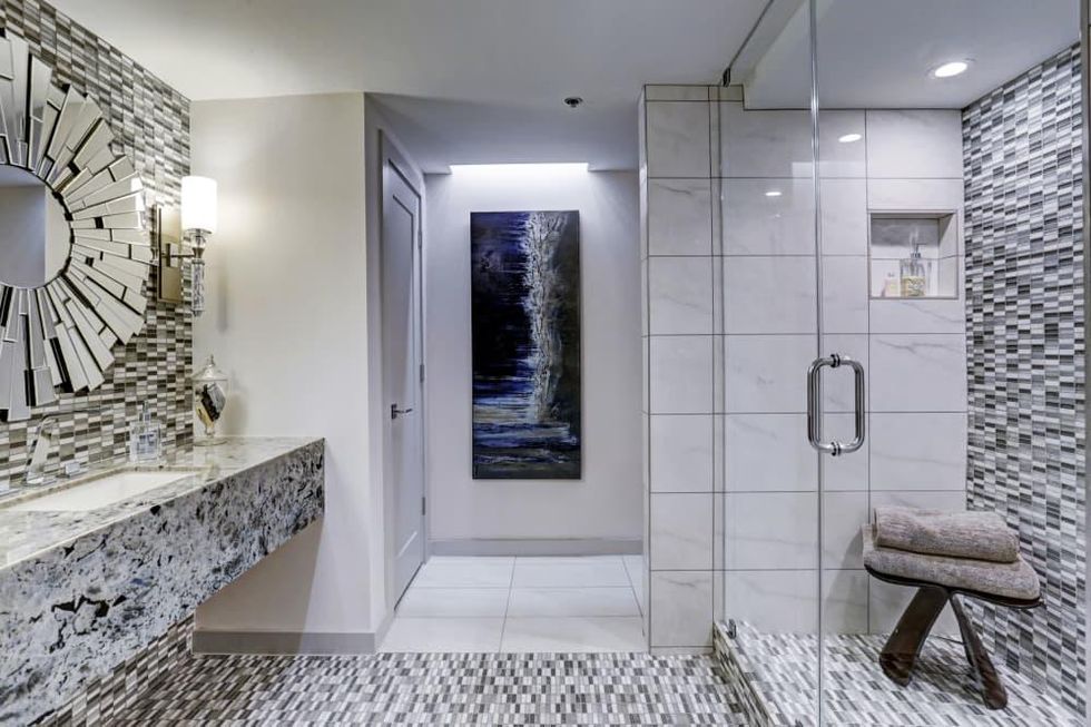 6007 Memorial, shower