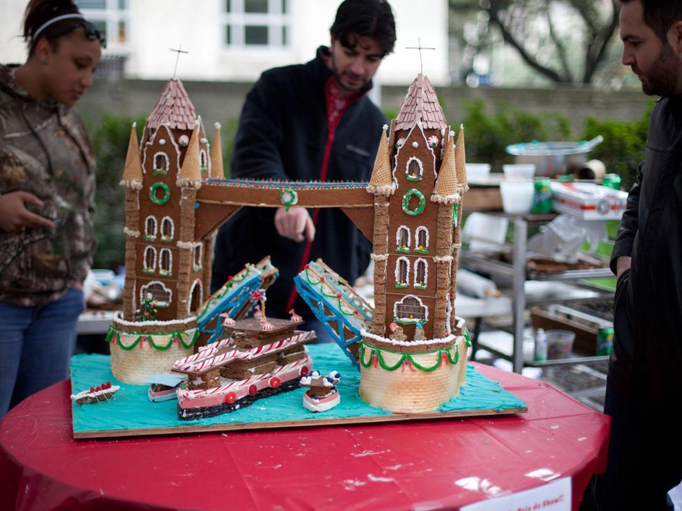 7 Annual AIA Gingerbread build-off December 2013 Grand prix de show - Kirksey London Tower Bridge