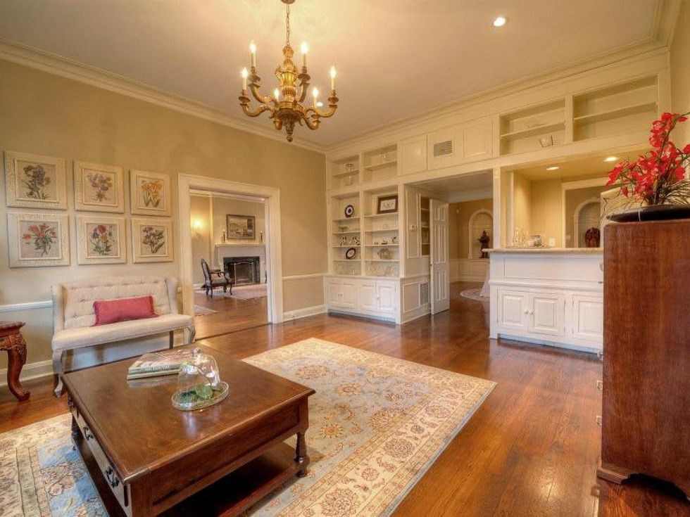 7 On the Market Hobby Manor at 2115 Glen Haven Blvd. October 2013 parlor bar